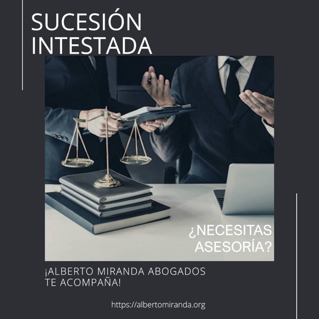 Abogado redactando documento en escritorio - Sucesión Intestada con Alberto Miranda Abogados