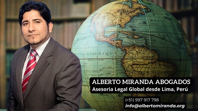 Dr. Alberto Miranda brindando asesoría legal remota para clientes internacionales