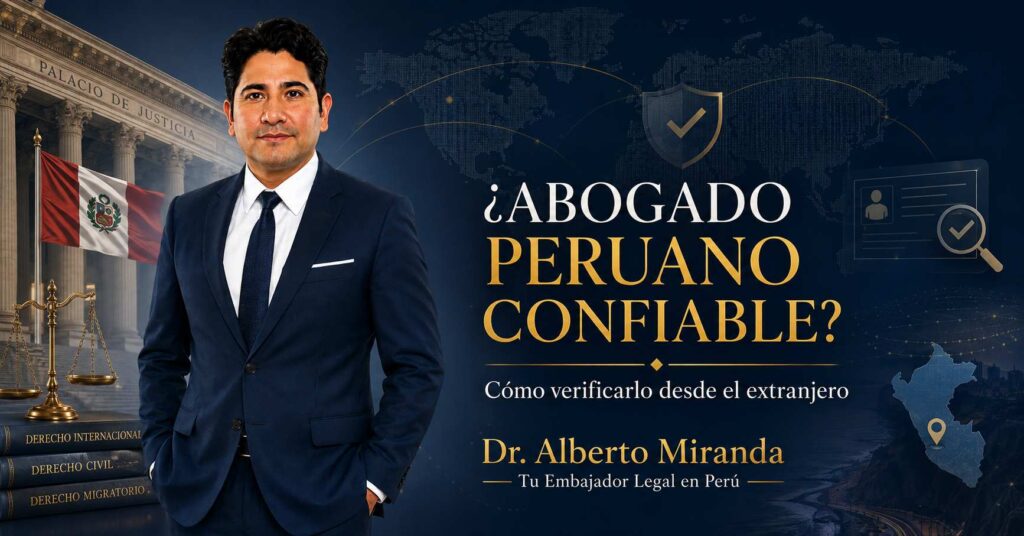 Dr. Alberto Miranda de pie con traje azul, Palacio de Justicia, bandera del Perú, mapa mundial y símbolos de verificación de abogado peruano confiable.