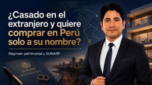 Dr. Alberto Miranda junto a una propiedad en Perú en imagen sobre régimen patrimonial y compra de inmueble estando casado en el extranjero